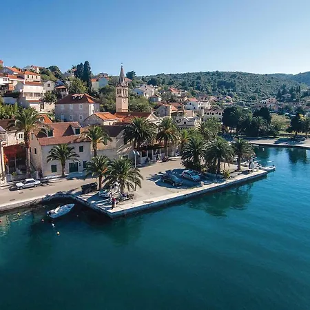 Gorgeous In Supetar-splitska With Wifi Splitska