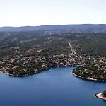 2 Bedroom Cozy In Supetar-splitska * Splitska