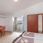 2 Bedroom Cozy In Supetar-splitska Apartment Splitska