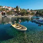 2 Bedroom Cozy In Supetar-splitska Apartment *