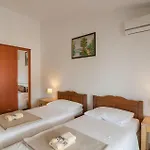 Apartment 2 Bedroom Cozy In Supetar-splitska