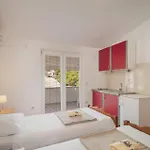 2 Bedroom Cozy In Supetar-splitska Apartment *