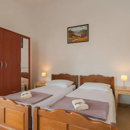 Gorgeous In Supetar-splitska With Wifi Apartment