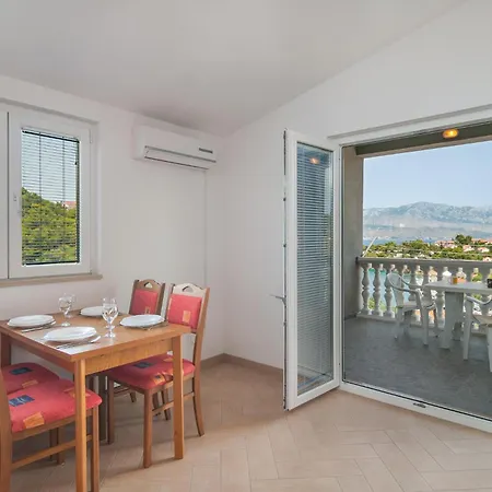 2 Bedroom Cozy In Supetar-splitska 斯普利特卡